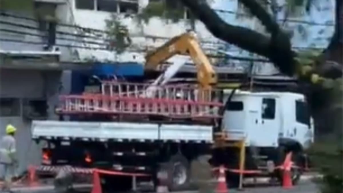 Parte da Avenida Jerônimo Monteiro está sem energia e com trânsito lento em Vitória