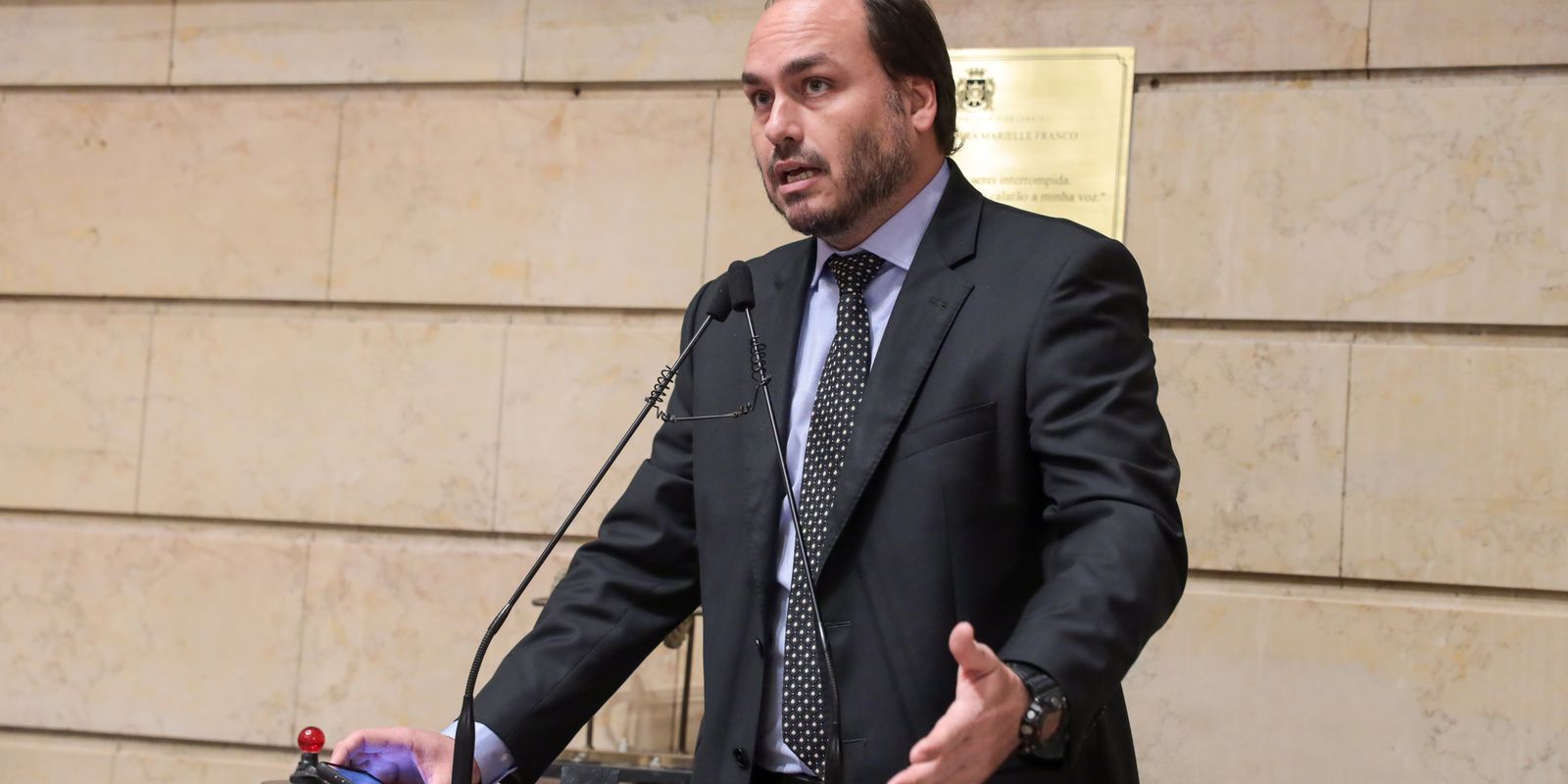 Carlos Bolsonaro terá investigação reaberta por suspeita de rachadinha