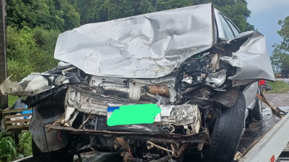 Motorista fica preso às ferragens após acidente entre carro e carreta na BR-470 em SC