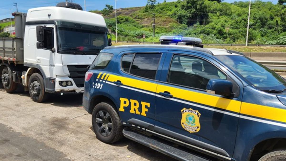 PRF recupera caminhão clonado na BR-101 em Cariacica