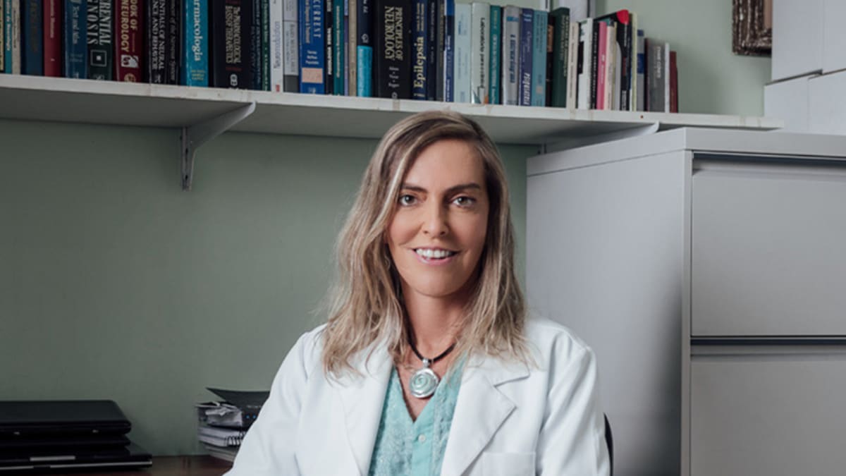 Tatiana Sampaio recebe Ordem do Mérito Domingos Martins por pesquisa sobre polilaminina