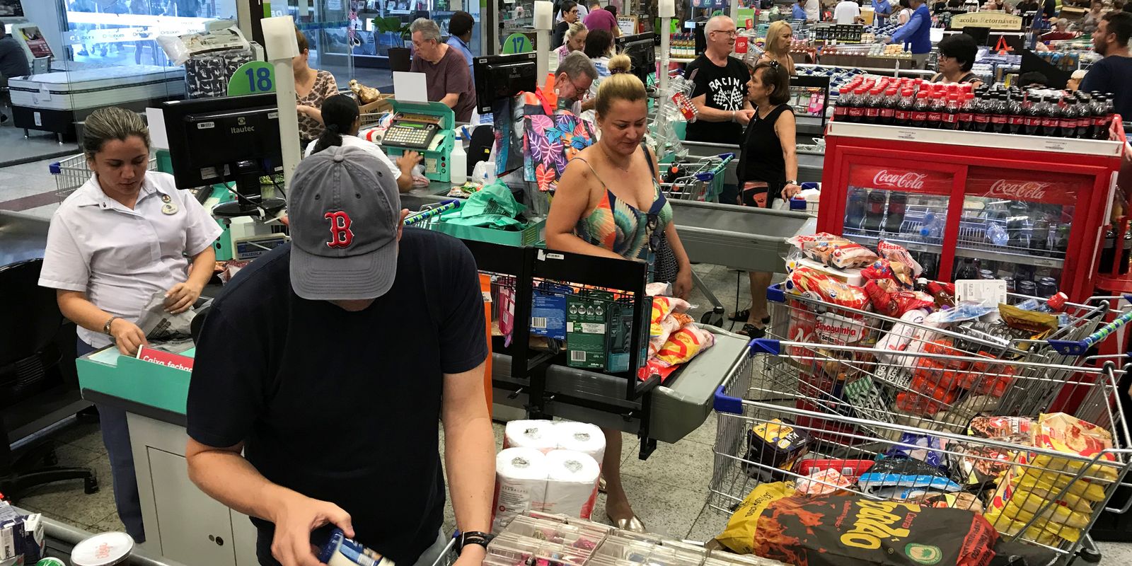 Governo adia regras para trabalho em feriados no comércio