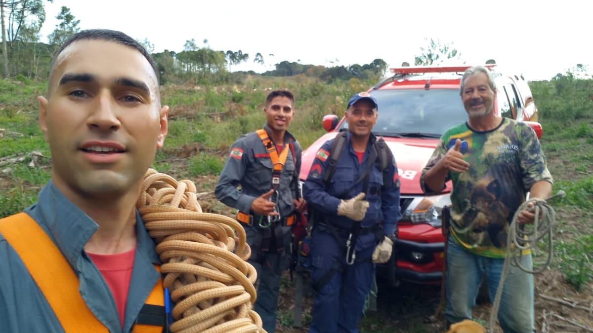 Cachorro é resgatado após cair de ribanceira de 20 metros em Santa Catarina