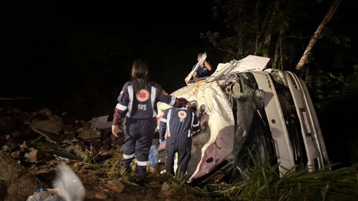 Caminhão despenca em ribanceira na BR-282 e motorista fica preso às ferragens em SC