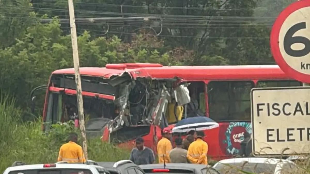 Ônibus coletivo cai em área de mata na MG-424 em Pedro Leopoldo