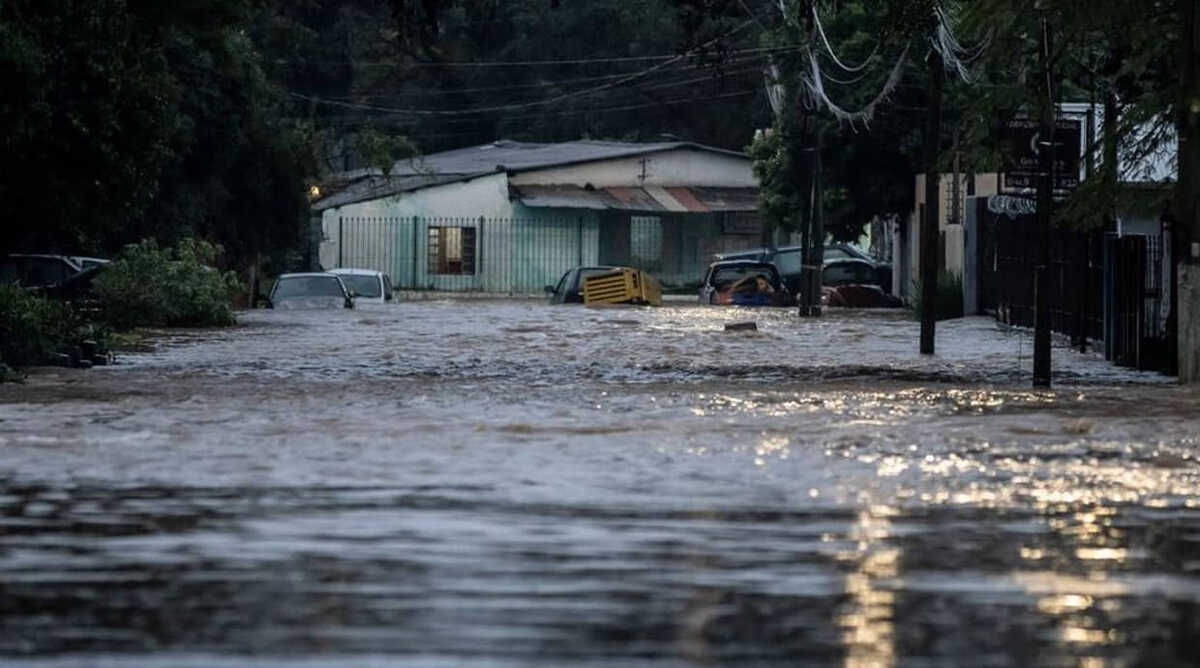 Inmet eleva alerta para 'grande perigo' no litoral de São Paulo devido às chuvas