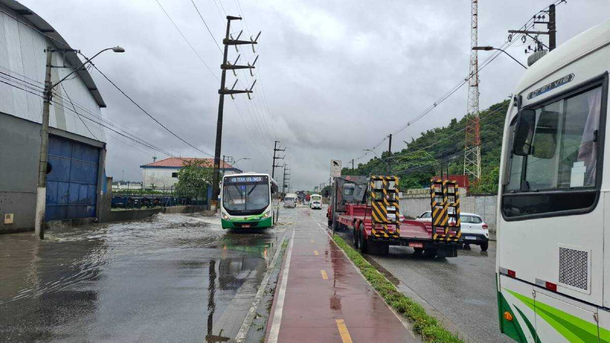 Avenida Nossa Senhora de Fátima enfrenta alagamentos após forte temporal na Baixada Santista
