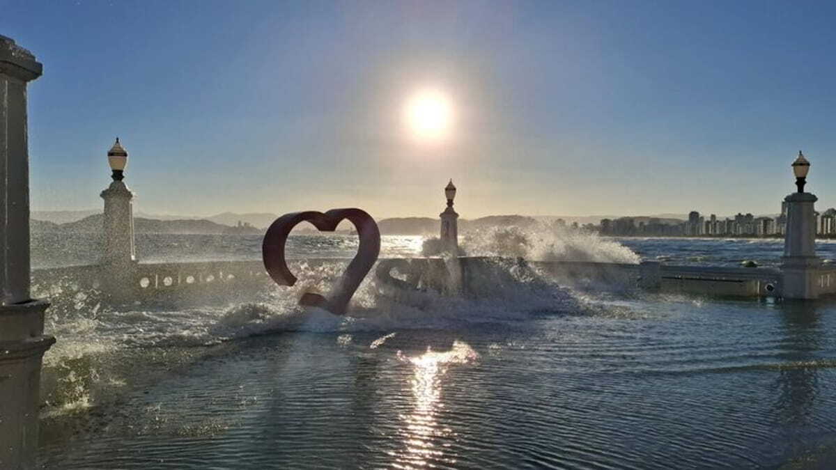 Orlas da Baixada Santista entram em estado de atenção para ressacas após temporais