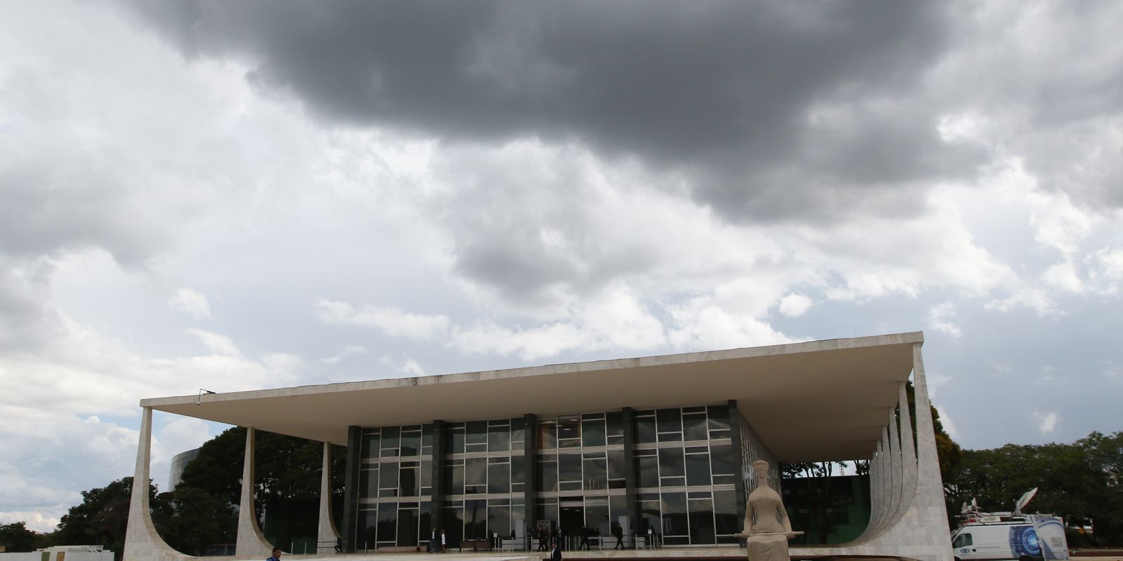 STF adia votação sobre suspensão de penduricalhos nos Três Poderes