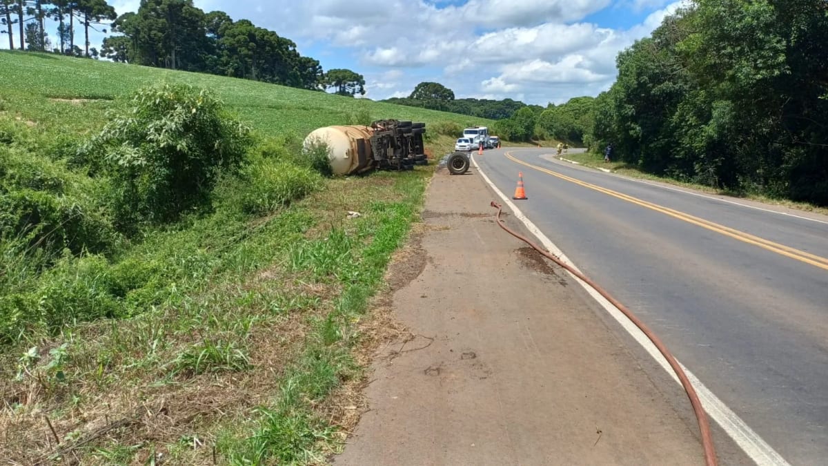 Caminhão carregado com biodiesel tomba na BR-285 em Lagoa Vermelha