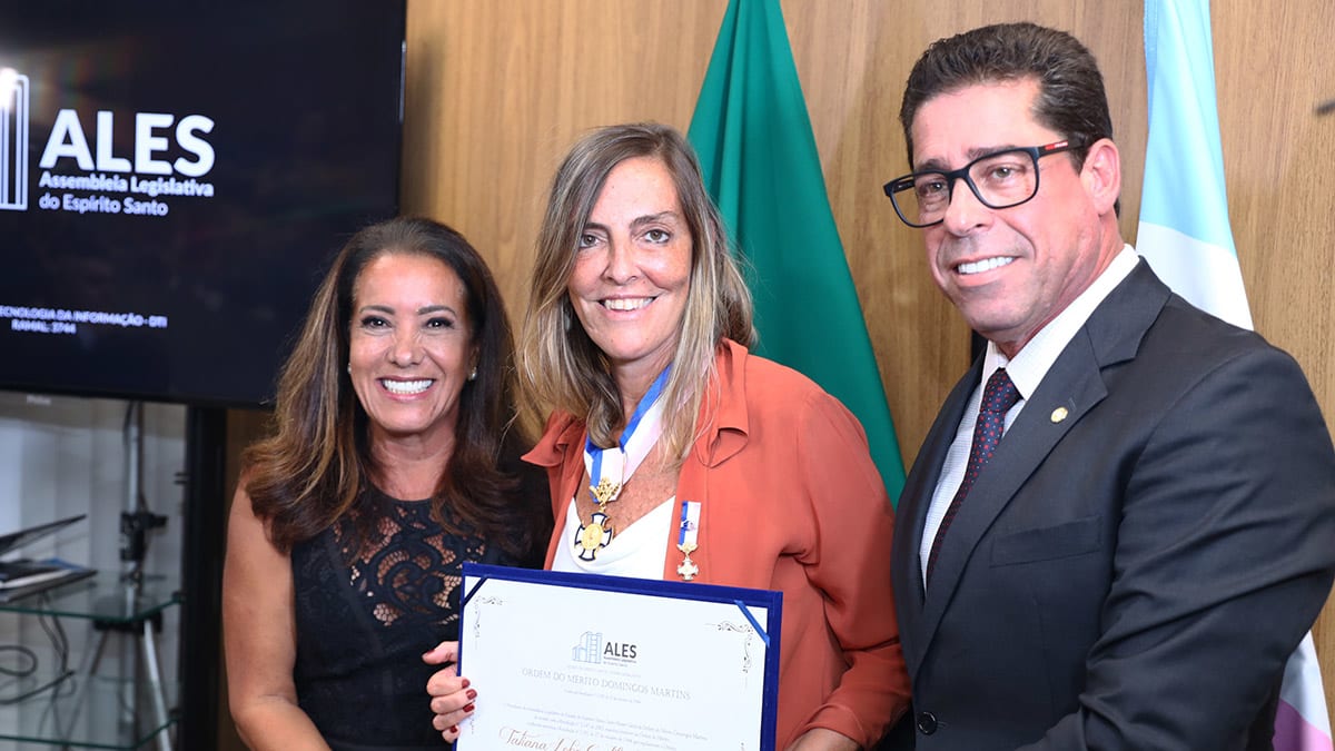 Tatiana Sampaio recebe Ordem do Mérito Domingos Martins da Ales