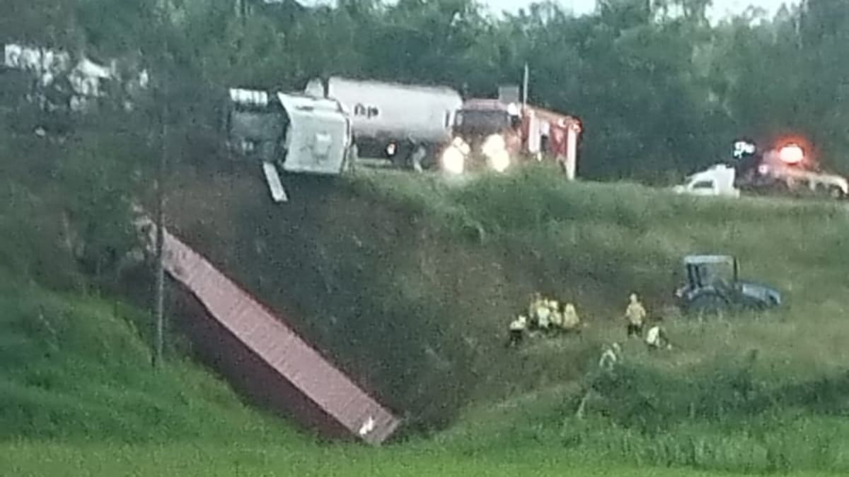 BR-470 é bloqueada nos dois sentidos após acidente em Trombudo Central