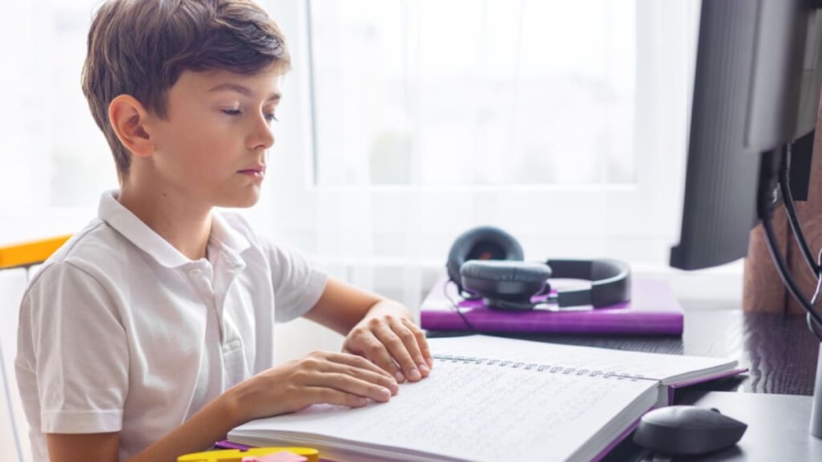 Falta de livros em braille nas escolas em 2026 reacende debate sobre inclusão