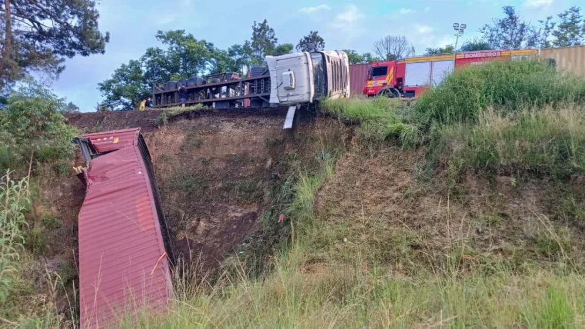 Carreta tomba na BR-470 e motorista fica ferido em ribanceira de 10 metros, em Trombudo Central
