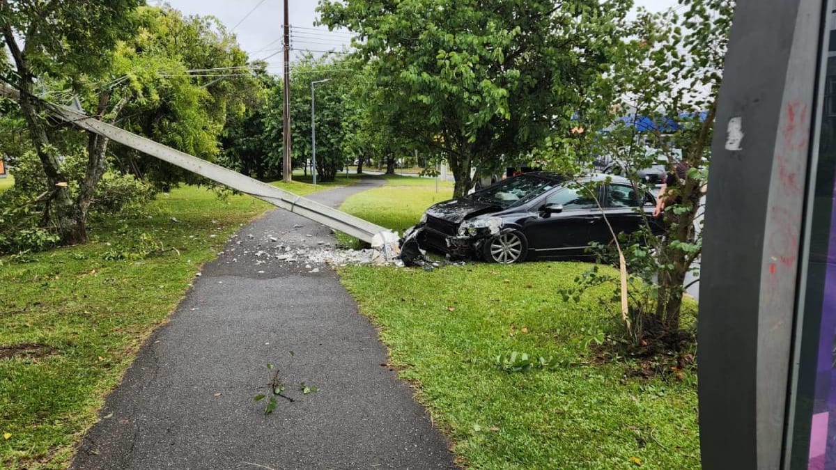 Motorista perde controle e derruba poste, deixando quase 50 imóveis sem luz no Santa Quitéria