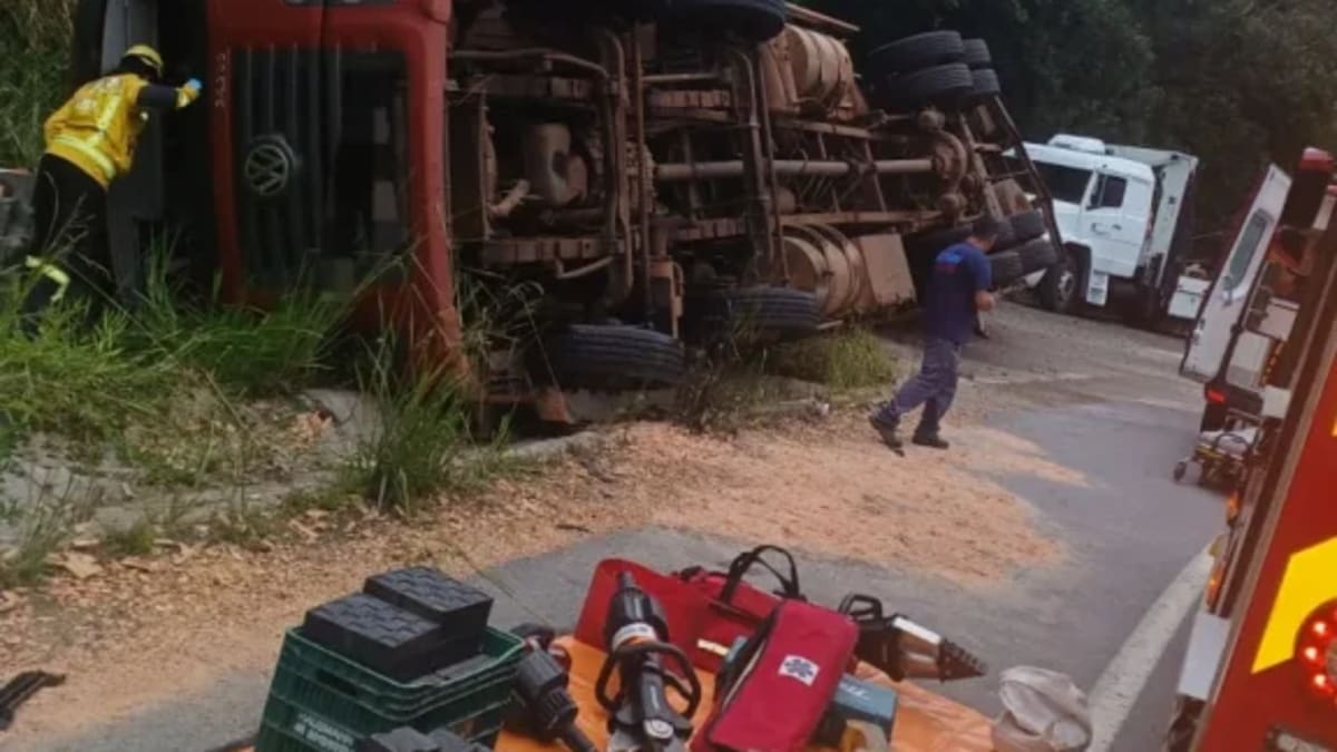 Caminhão tomba na BR-470 e deixa dois feridos na Serra da Santa