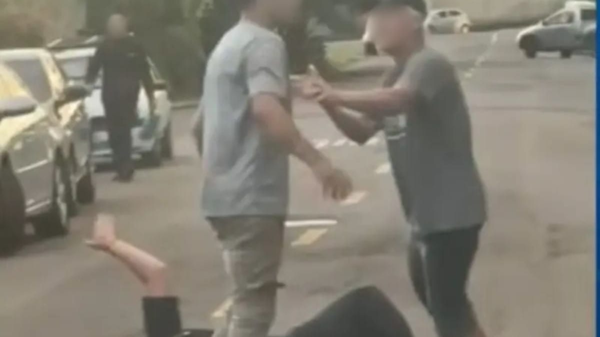 Mulher é espancada na rua e sofre fratura exposta; agressor desaparece após intervenção de vizinhos