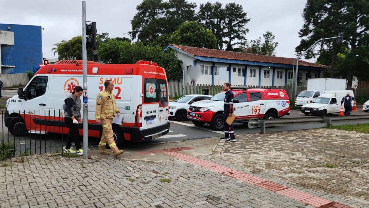 Motociclista morre após atropelar pedestre na Linha Verde, em Curitiba