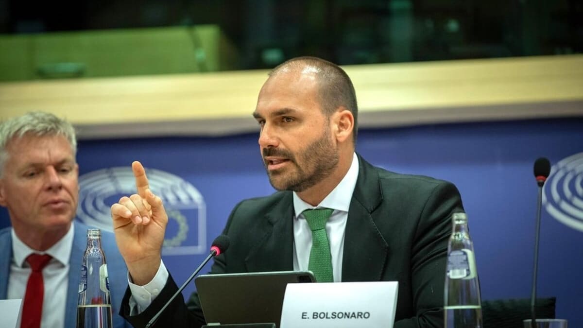 Eduardo Bolsonaro é afastado do cargo de escrivão por faltas não justificadas