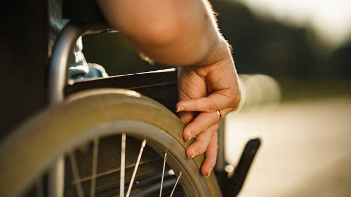 Homem é preso após agredir e quebrar a perna do pai cadeirante em Londrina