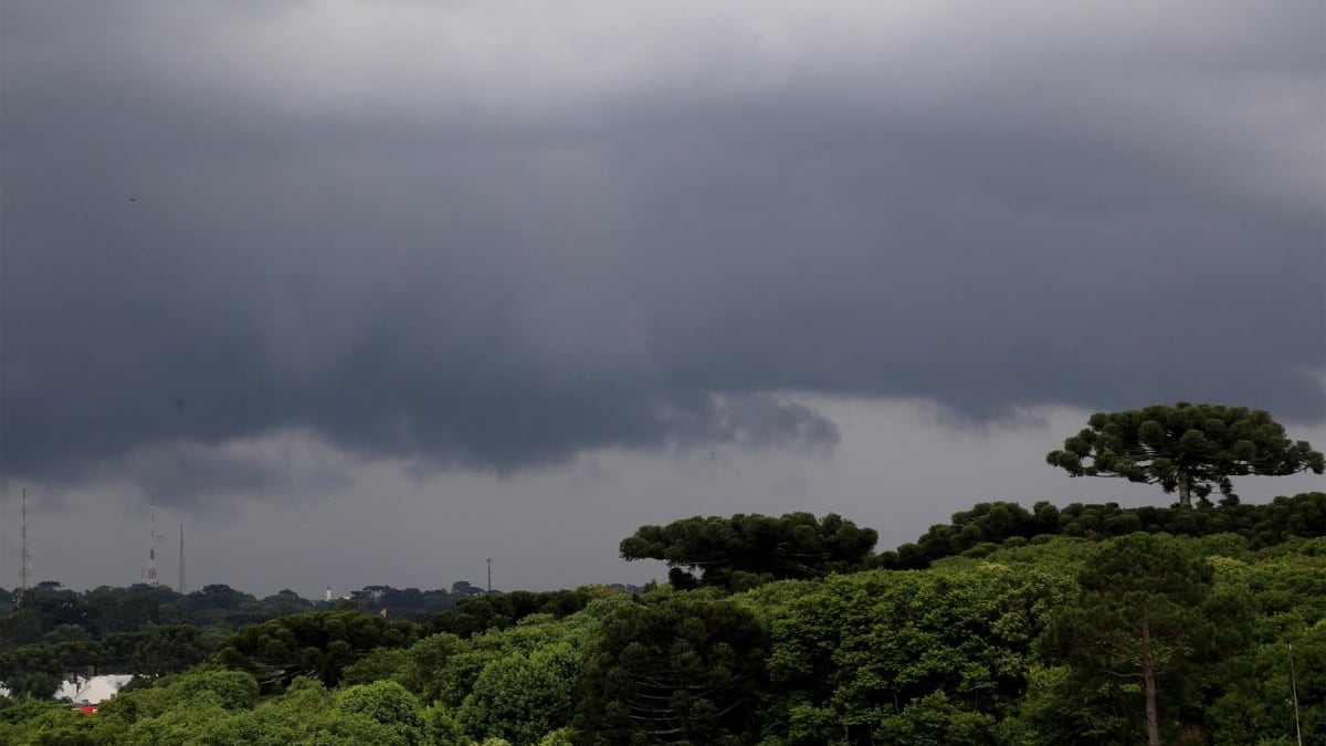 Curitiba terá céu encoberto e chance de chuva no fim de semana