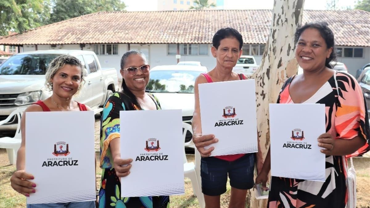 Aracruz entrega escrituras de regularização fundiária para 800 famílias