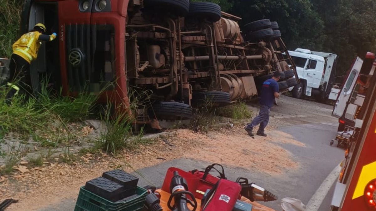Caminhão com família tomba na BR-470 em SC e casal fica ferido