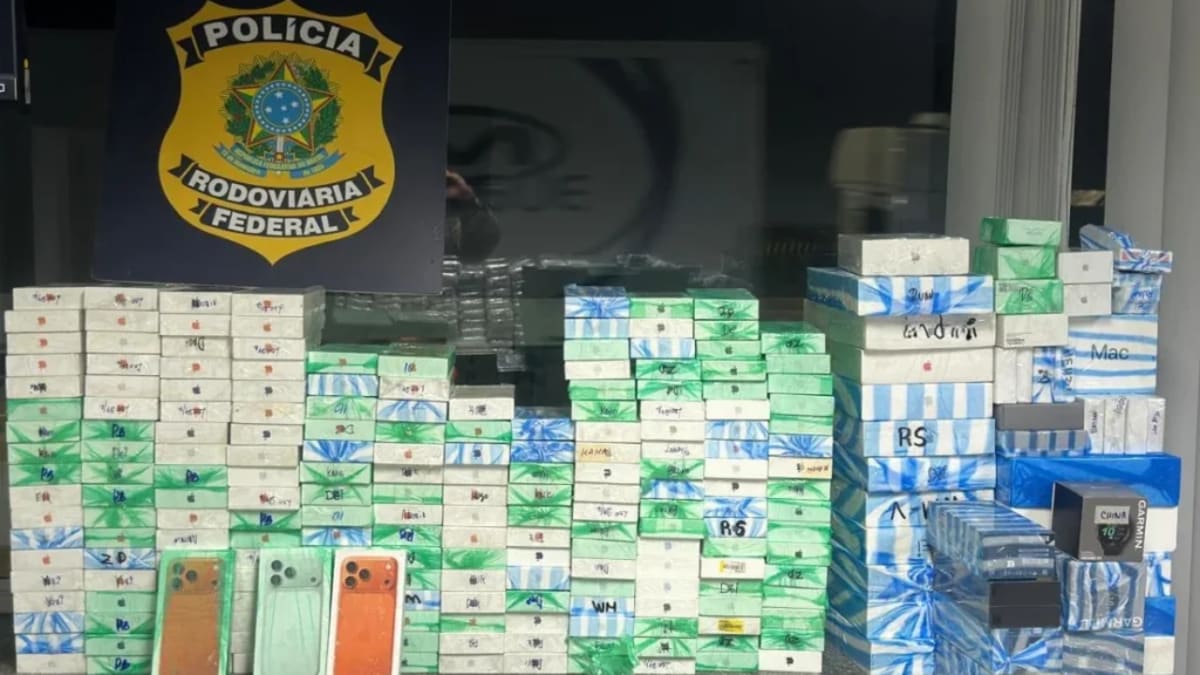 PRF apreende quase 900 eletrônicos de luxo após perseguição na BR-101