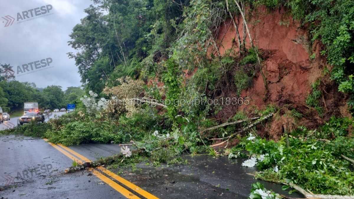 Deslizamento interdita trecho da Rodovia Padre Manoel da Nóbrega em Itariri