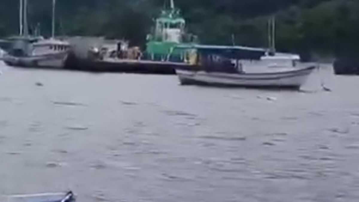 Balsa colide com outras embarcações no Canal de Bertioga durante ventania