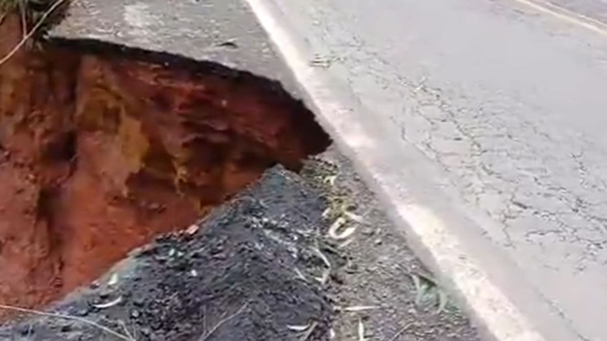 Cratera se abre na BR-262 em Brejetuba após fortes chuvas