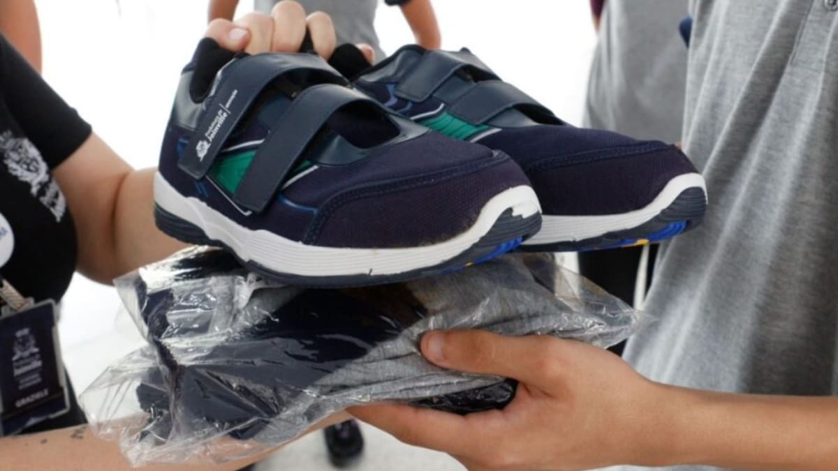 Alunos da Rede Municipal de Joinville recebem uniformes escolares para 2026