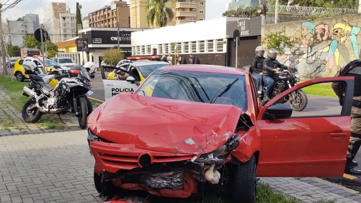 Mulher sofre ferimentos moderados após colisão no Alto da XV, Curitiba