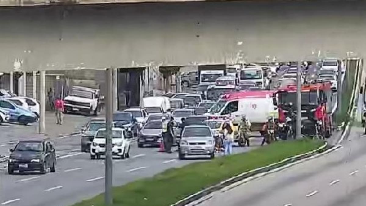 Três motociclistas caem após mancha de óleo na Avenida Antônio Carlos, em BH
