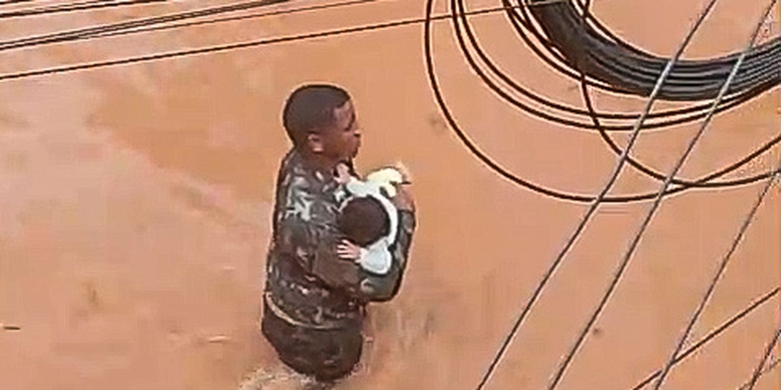 Jovem soldado salva bebê durante enchente em Juiz de Fora