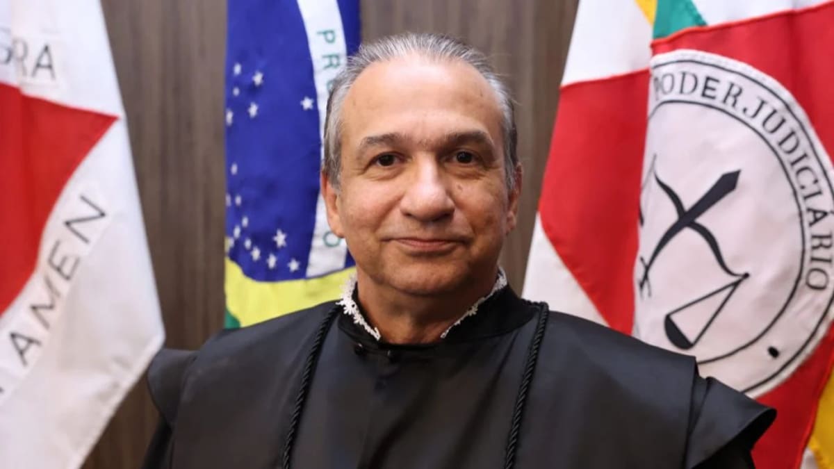 Desembargador afastado do TJMG continuará recebendo salário integral
