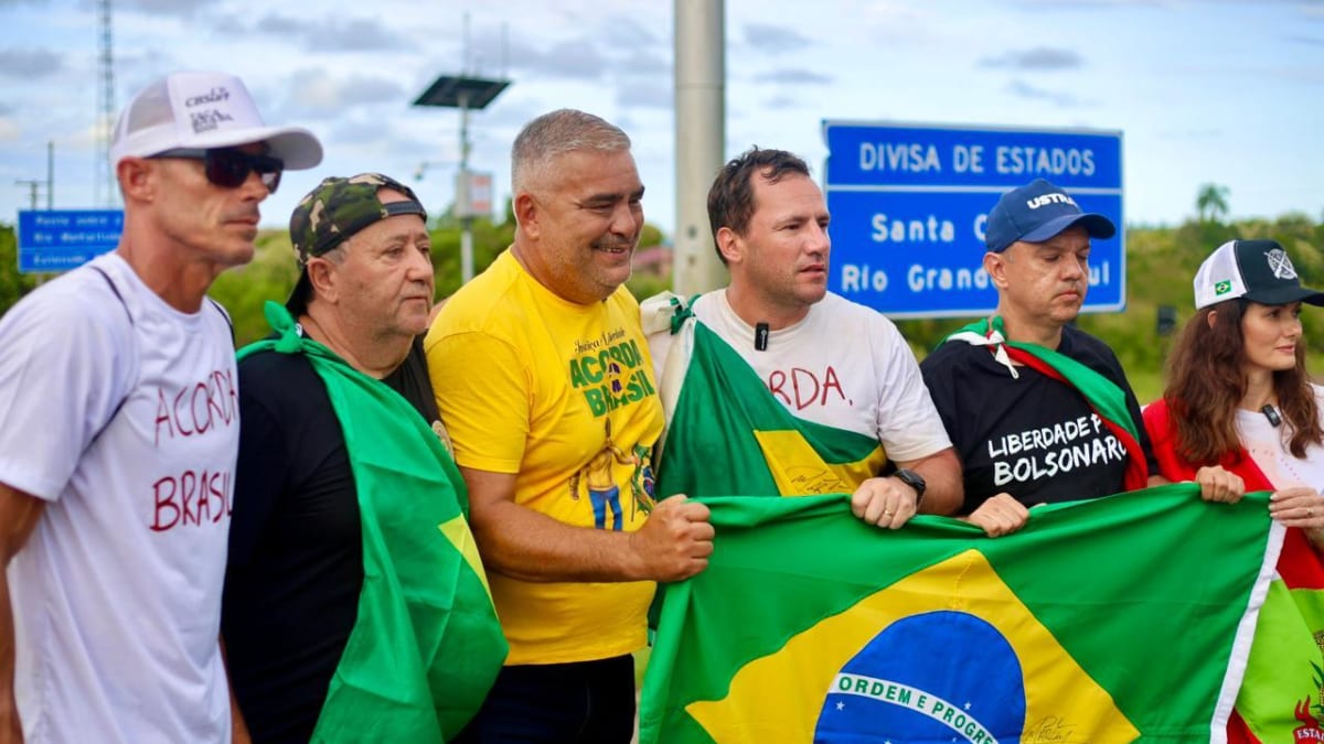 Manifestações de grupos de direita ocorrem em diversas cidades de Santa Catarina