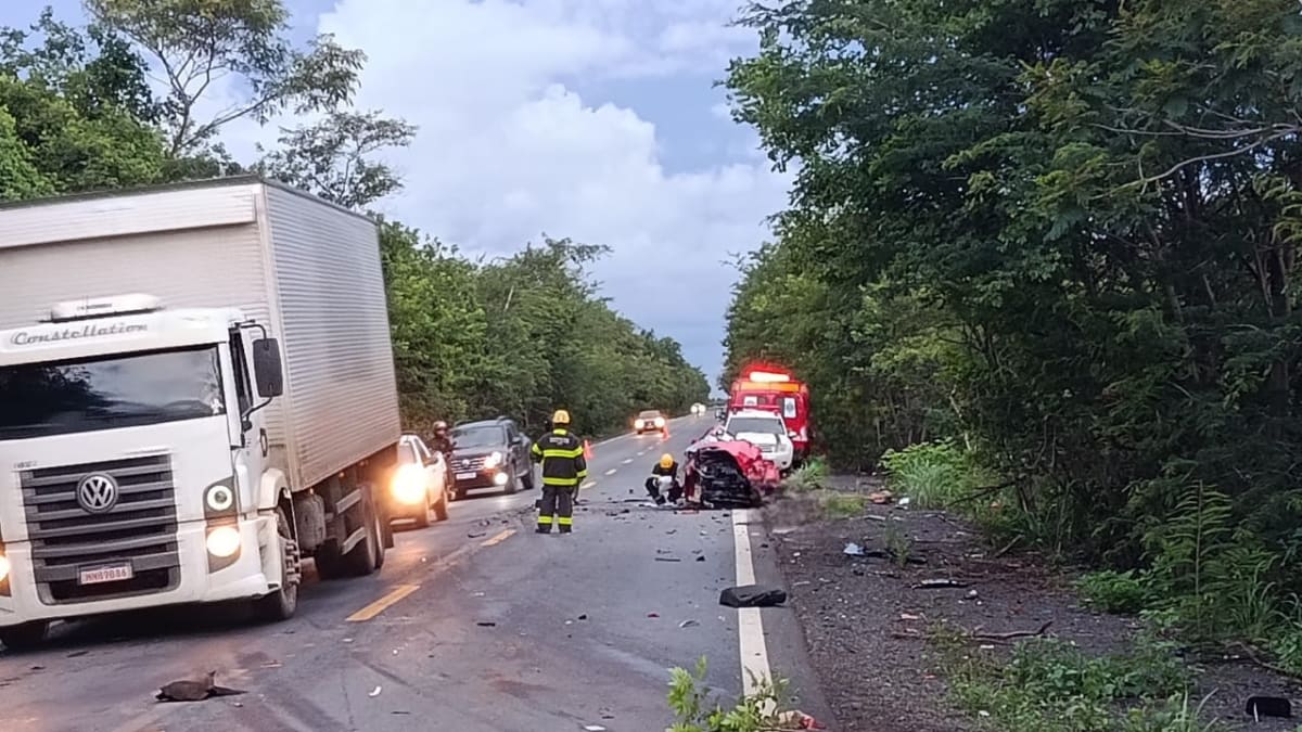 Homem de 66 anos morre em colisão frontal entre carreta e carro na MGC-122 em Janaúba