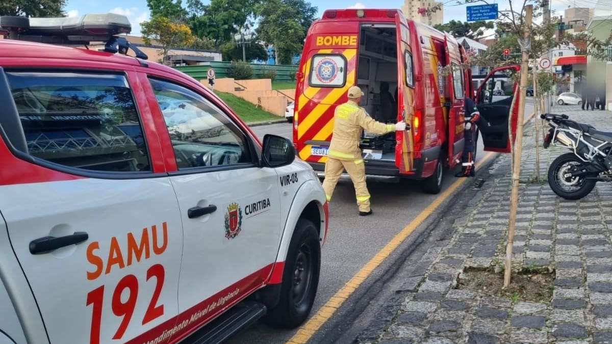 Homem é esfaqueado durante assalto em frente a cemitério em Curitiba