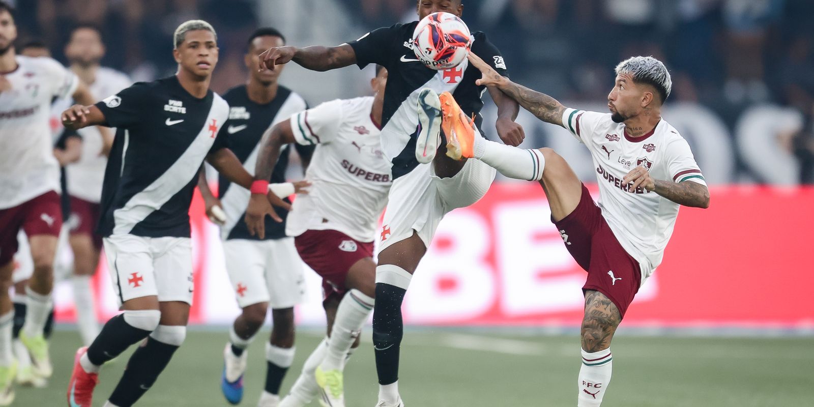 Fluminense e Vasco decidem vaga na final do Carioca