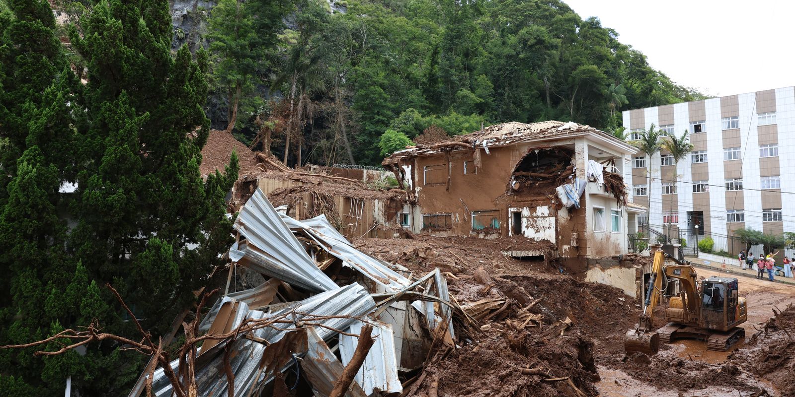 Buscas por vítimas das chuvas em Juiz de Fora são encerradas