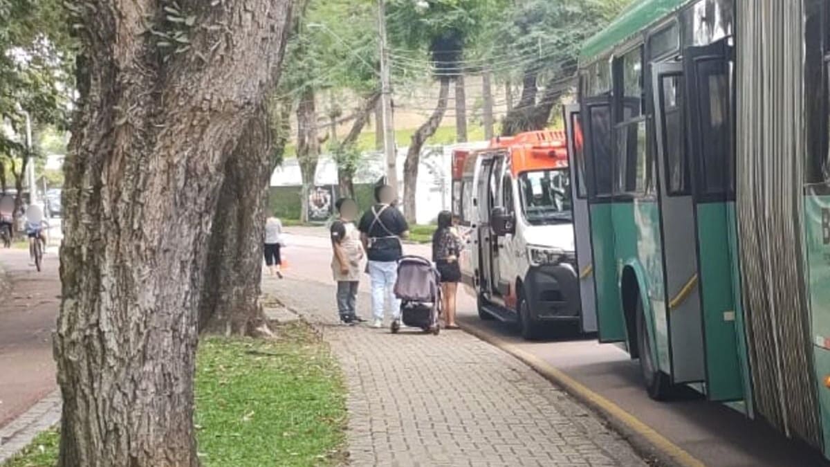 Bebê de 2 meses cai de carrinho dentro de ônibus em Curitiba e preocupa passageiros