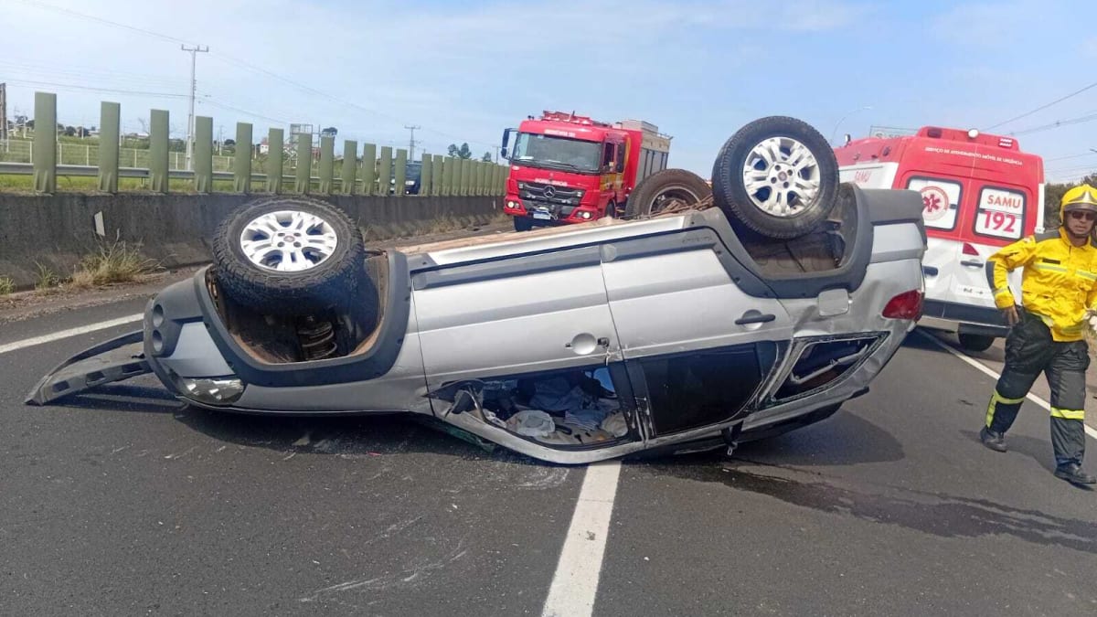 Veículo capota na BR-101 com quatro pessoas em Sombrio