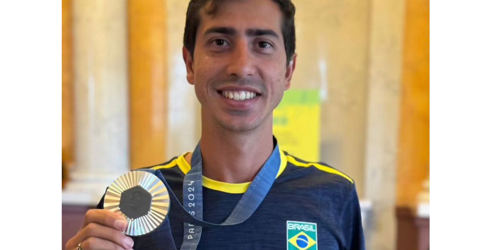 Caio Bonfim conquista prata e bate recorde na meia-maratona de marcha atlética