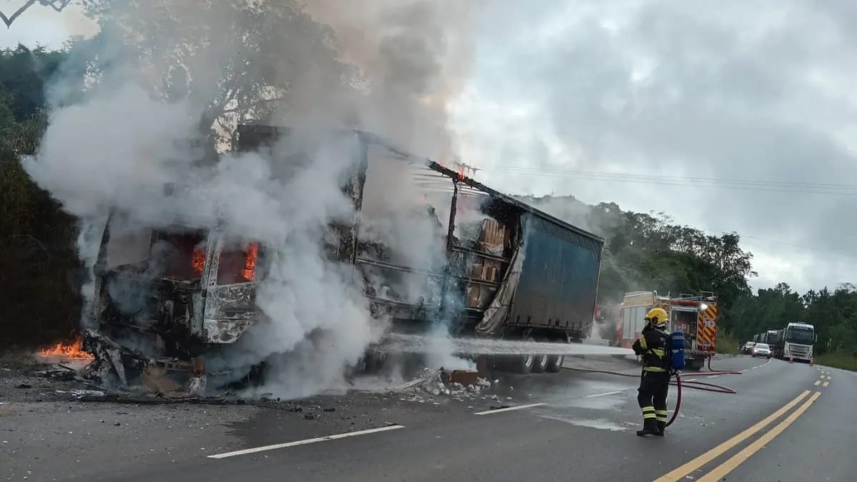 Carreta com cerca de 4 toneladas de carga pega fogo na BR-280 em Mafra
