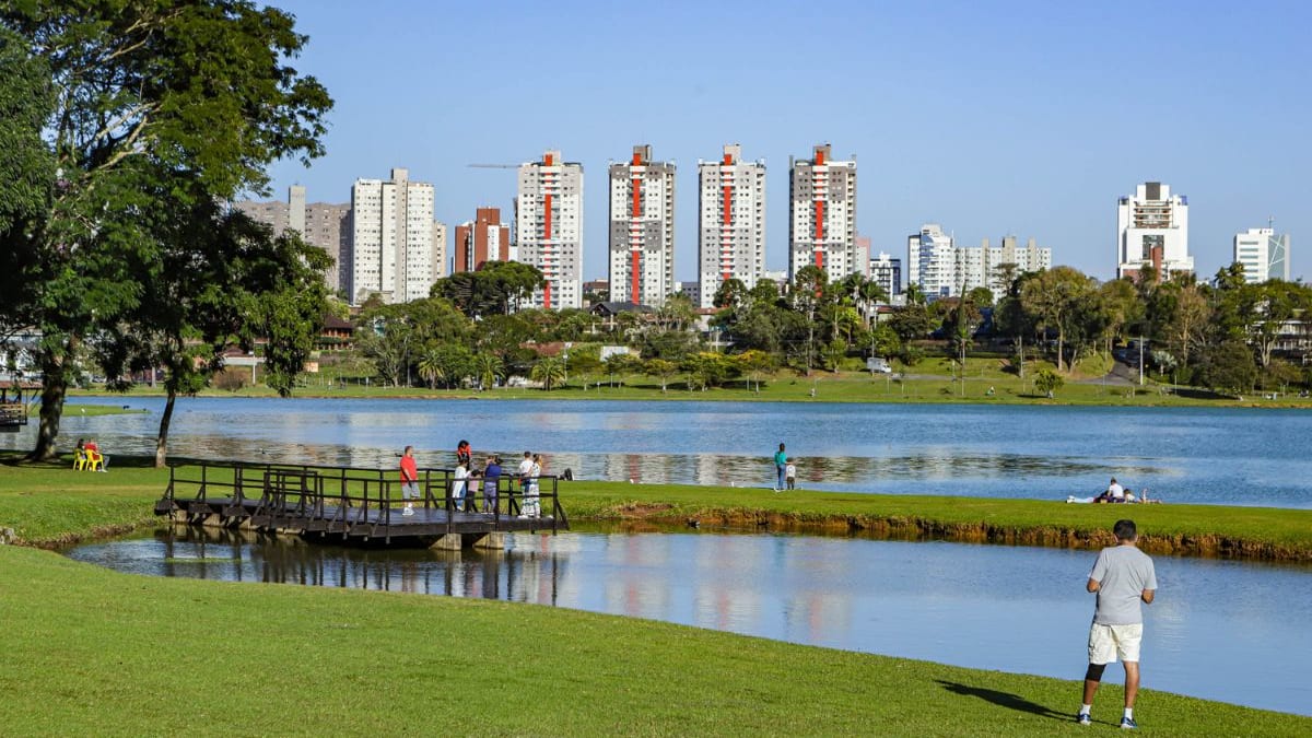 Tempo firme predomina em Curitiba com tardes mais quentes durante a semana
