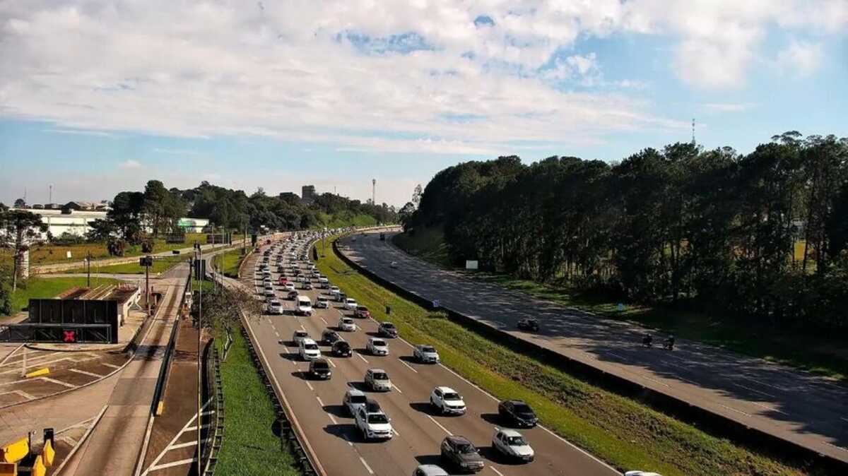 Tráfego lento na subida para São Paulo nas rodovias Anchieta e Imigrantes