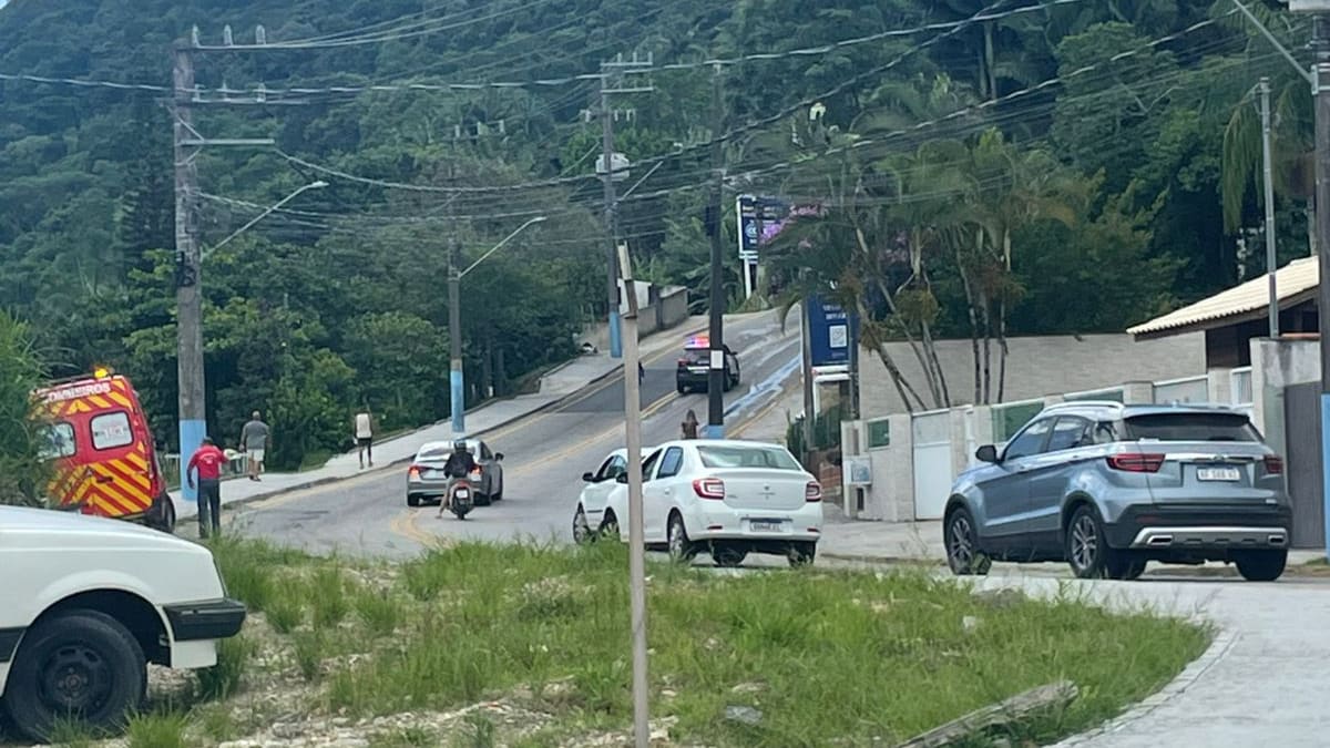 Ônibus derrama combustível no morro de Porto Belo e causa perigo no trânsito