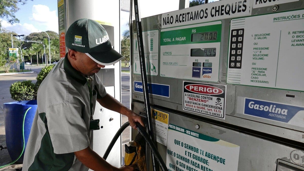 Guerra no Irã pode elevar preço da gasolina, mas não ameaça abastecimento no Brasil