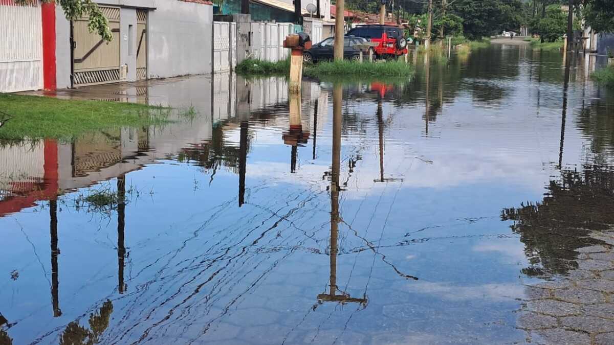Chuvas históricas em Peruíbe: moradores retornam às casas após período de alagamentos
